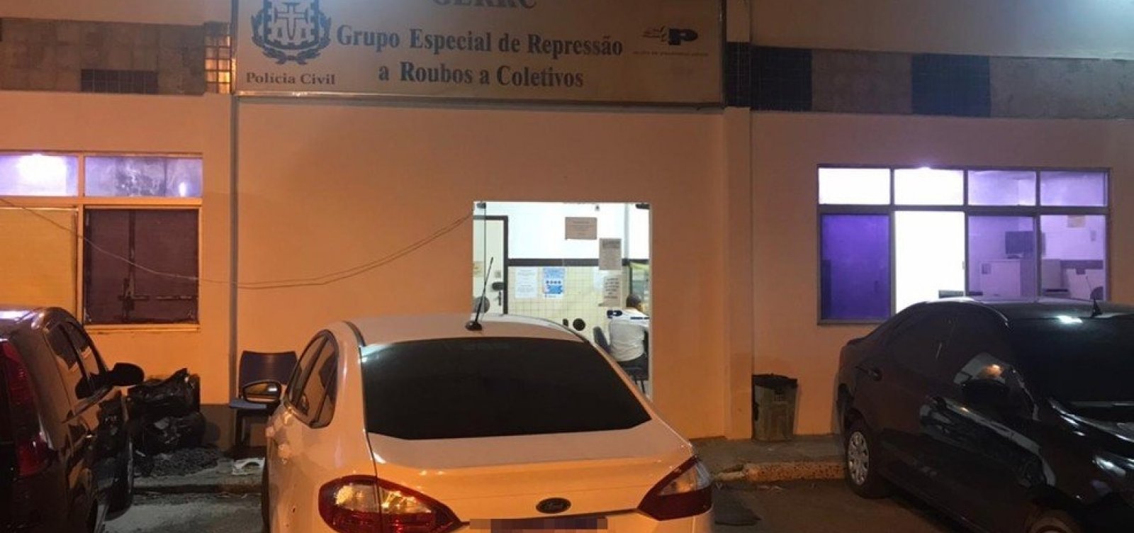 Fachada do Complexo de Delegacias em Salvador é alvo de tiros