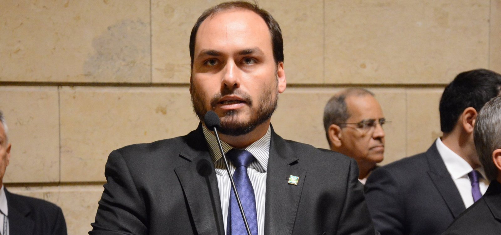 Carlos Bolsonaro aciona MP para impedir medidas de isolamento no Rio