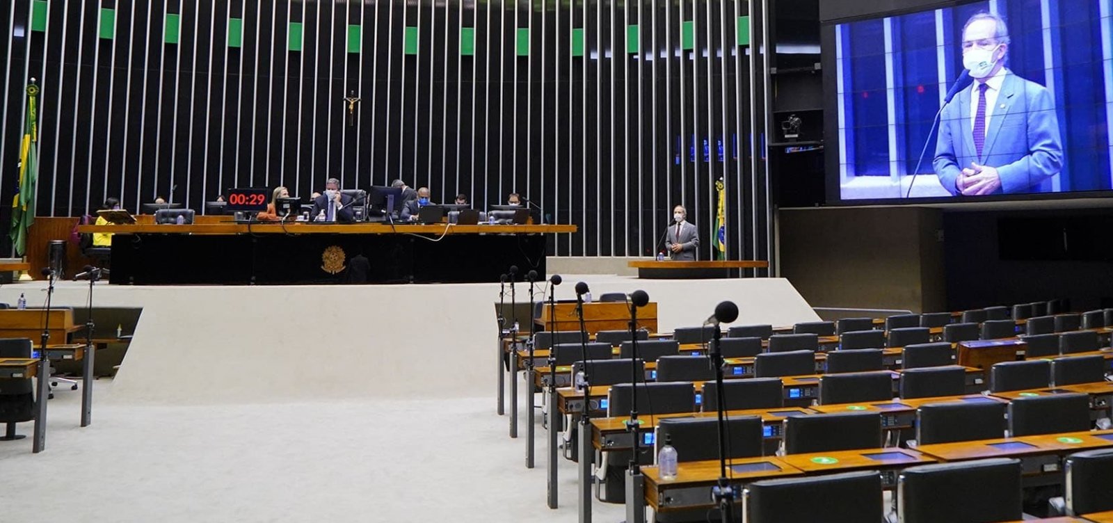 Câmara aprova texto-base de projeto que autoriza empresas a comprarem vacinas contra Covid-19
