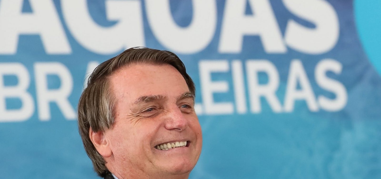 Bolsonaro ignora pergunta sobre 4 mil mortes pela Covid-19 na saída do Alvorada