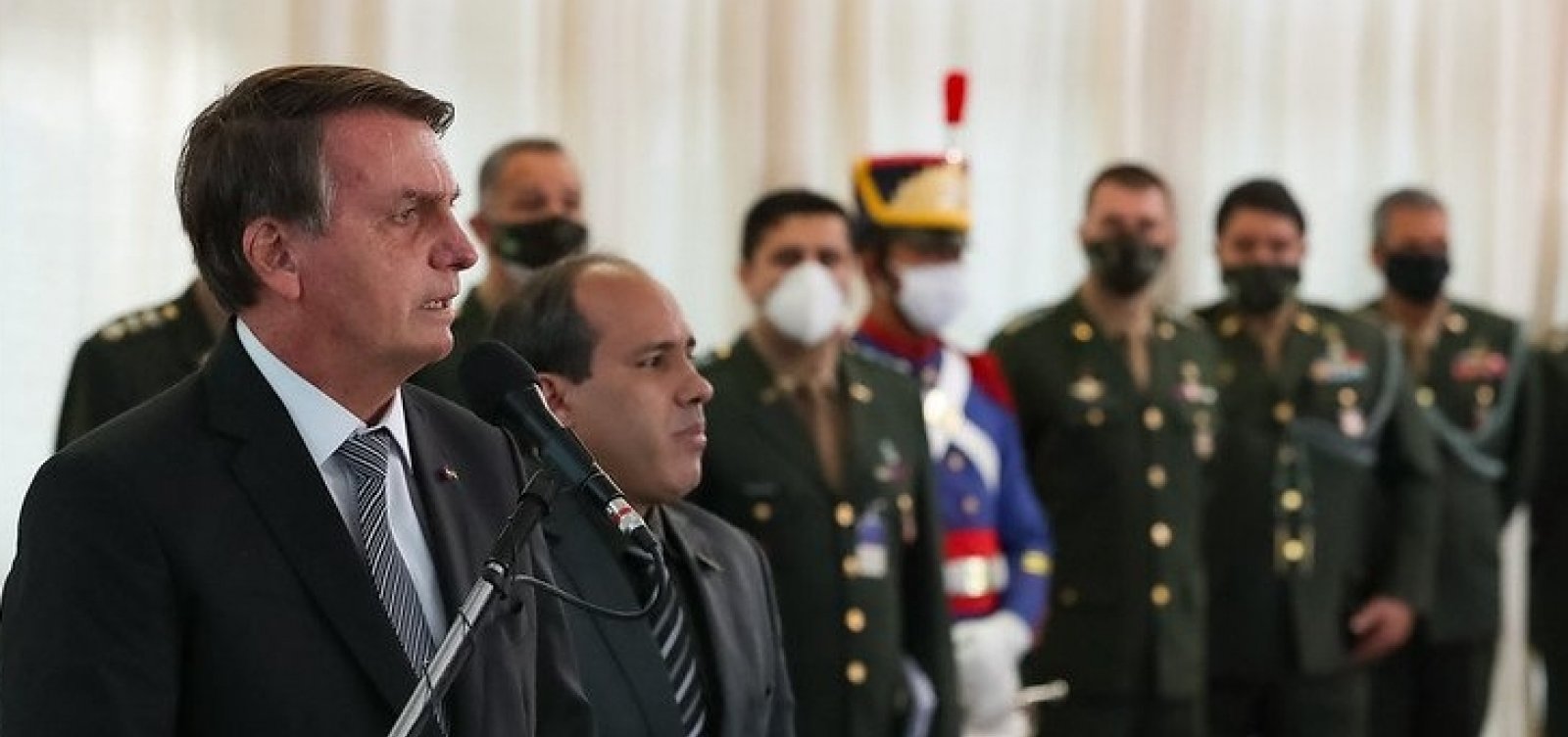 Após trocas nas Forças Armadas, Bolsonaro volta a falar em 'meu Exército' durante cerimônia