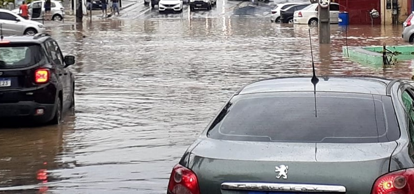 Frente fria é causa de fortes chuvas em Salvador 