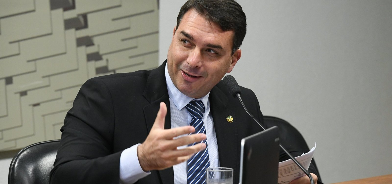 Secretário da Receita foi à casa de Flávio Bolsonaro para levar informações, diz revista