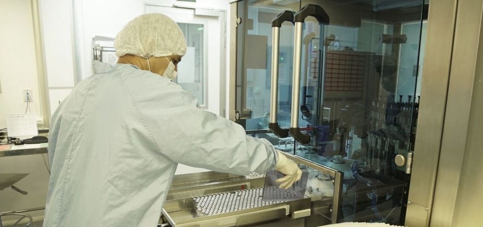 Fiocruz passa a produzir insumo nacional para vacina contra Covid em agosto