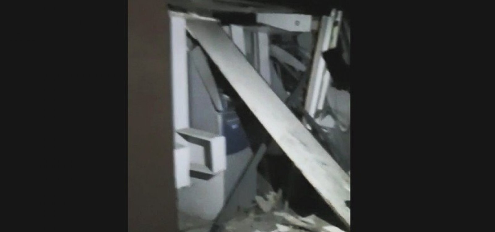 Bandidos explodem banco em Sapeaçu e interior da unidade fica destruído