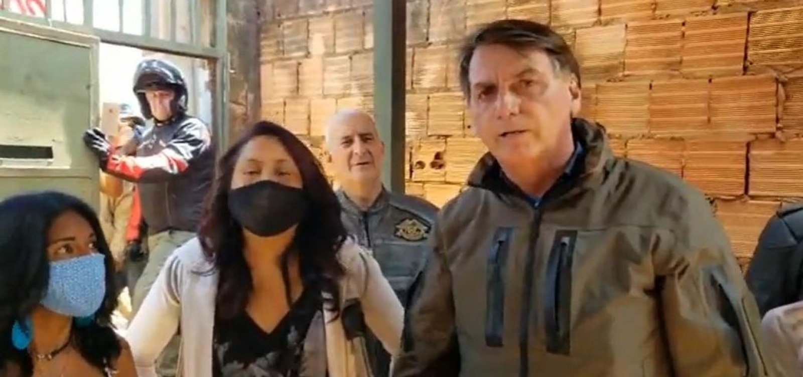 'Nunca nosso Exército vai fazer qualquer coisa contra a liberdade de vocês', diz Bolsonaro