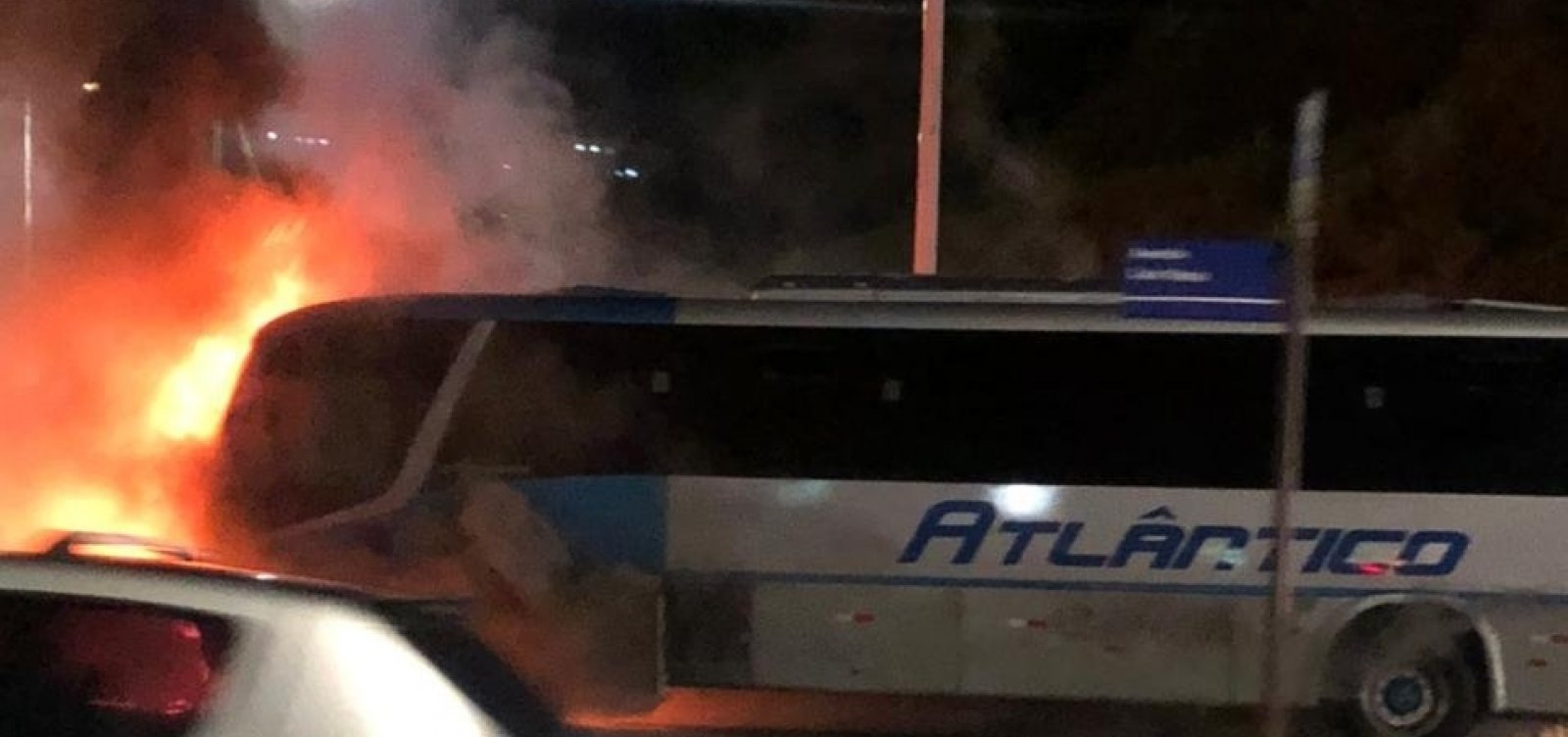 Ônibus pega fogo na Avenida Paralela, em Salvador 