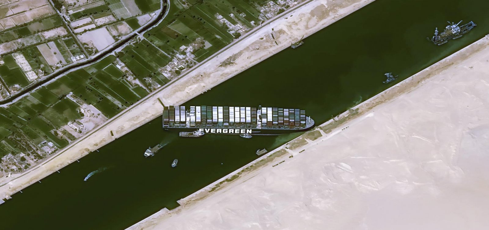 Autoridades cobram multa milionária do navio que encalhou no Canal de Suez