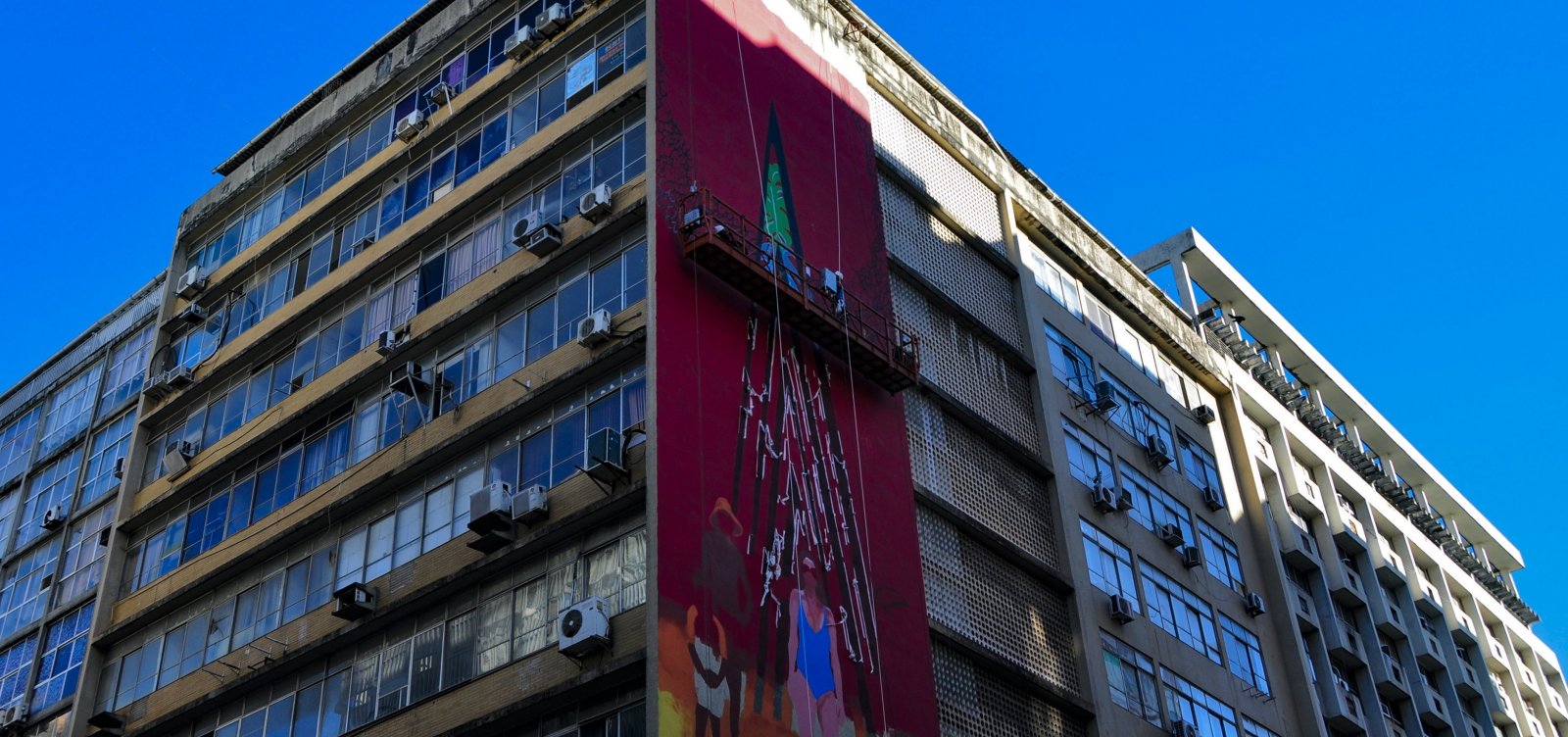 "Tenho vertigem de altura", diz artista que pintou mural de 26 metros no Comércio