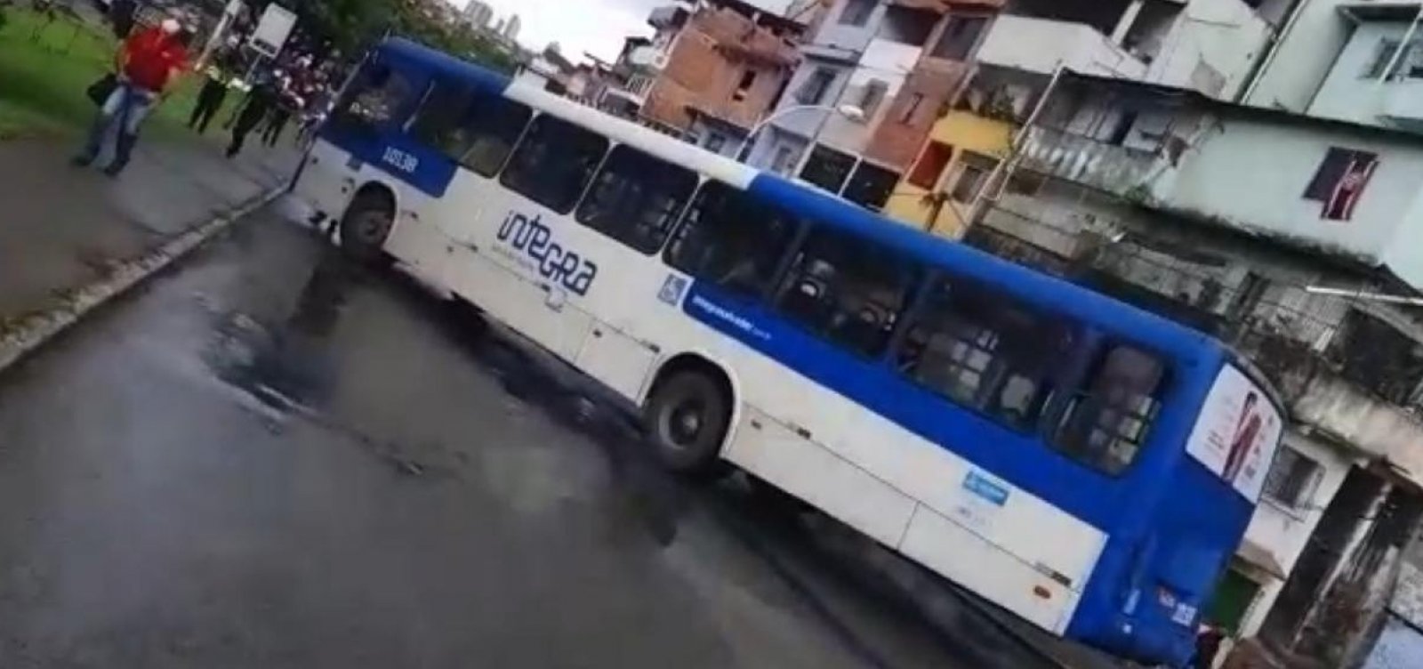 Em protesto, rodoviários atravessam ônibus na entrada da Lapa