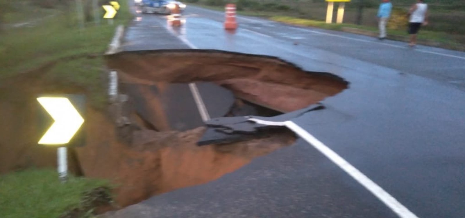 Chuva forte abre cratera em rodovia de Sergipe e deixa uma pessoa