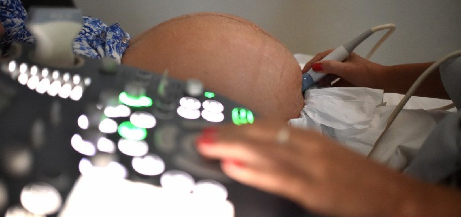 Covid: Vacinas da Pfizer e da Moderna não apresentam riscos a mulheres grávidas, aponta estudo preliminar