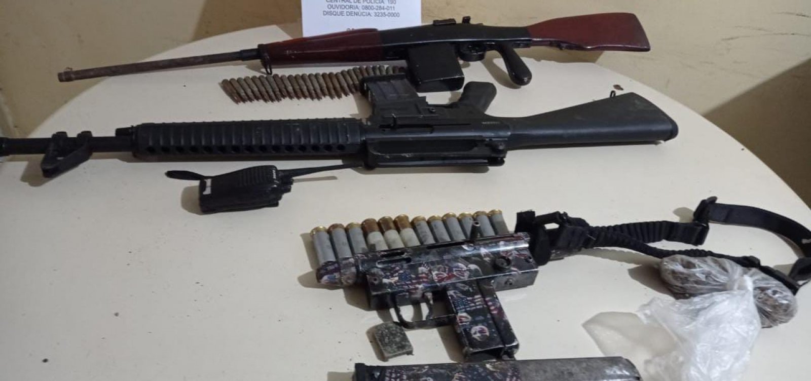 Polícia encontra fuzil e metralhadora com grupo suspeito de assalto a banco