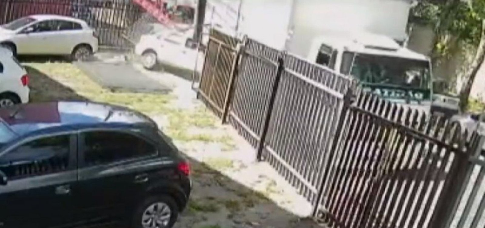 Caminhão desgovernado arrasta quatro carros por ladeira em Itabuna