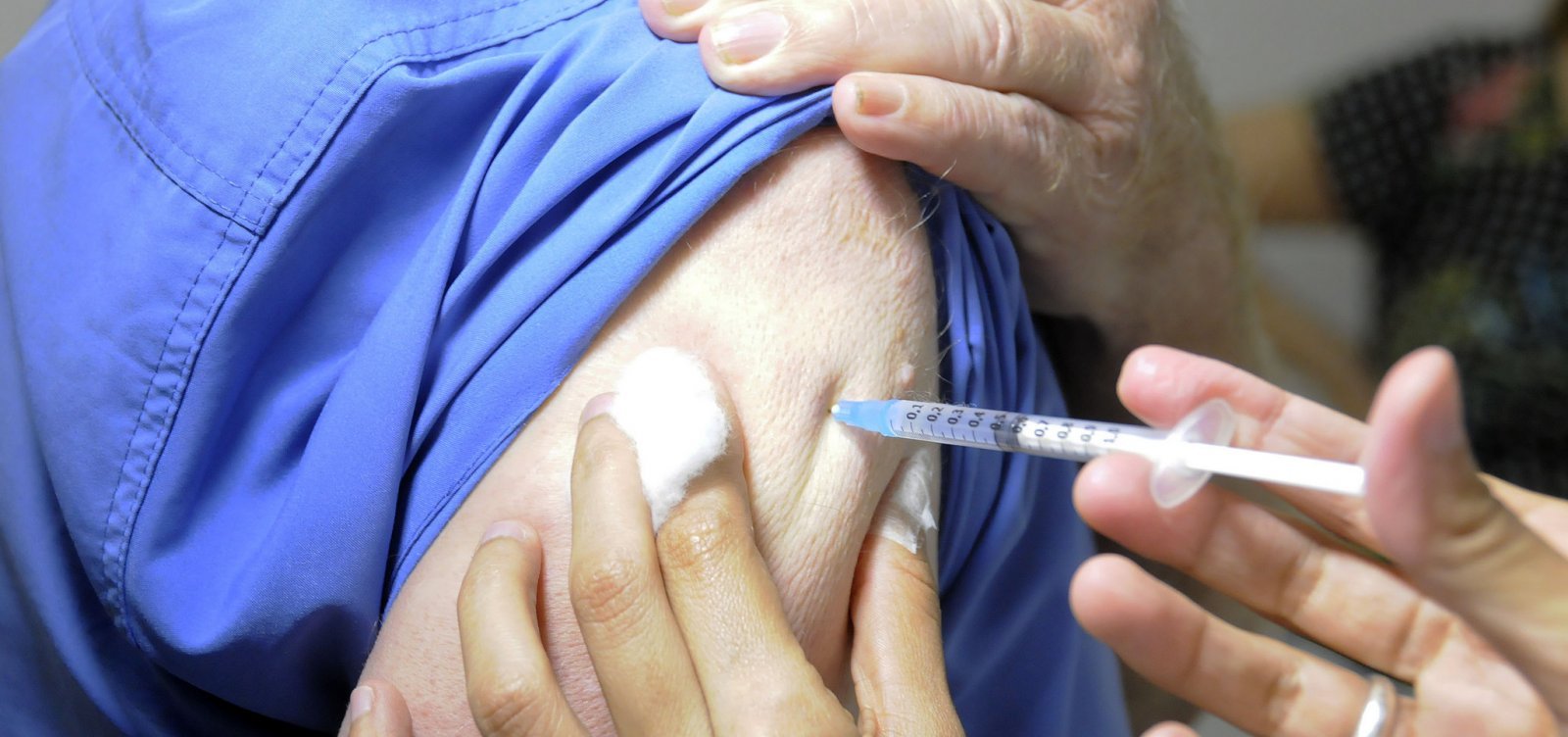 Pessoas com comorbidades começam a ser vacinadas contra a Covid-19 em Lauro de Freitas