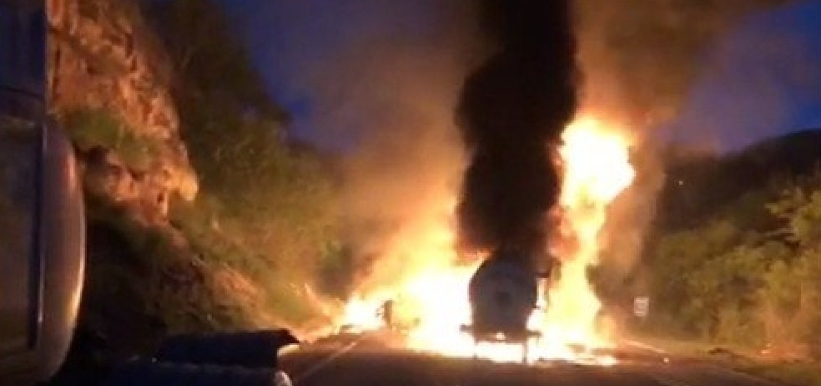 Acidente entre quatro veículos causa incêndio e interdita trecho da BR-116 