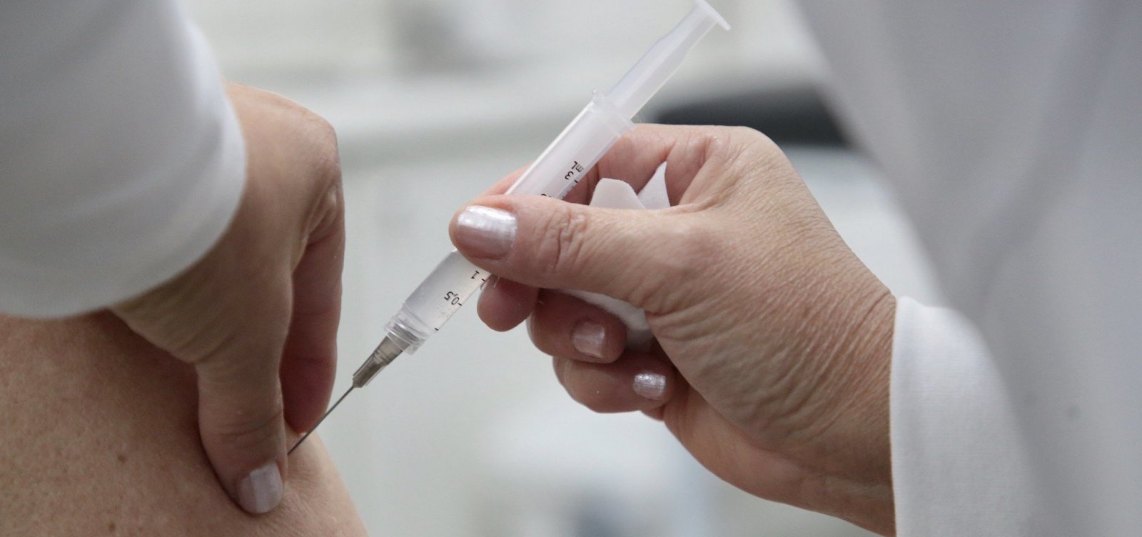 Sesab ignora Pfizer e vai seguir intervalo de vacinação do Ministério da Saúde