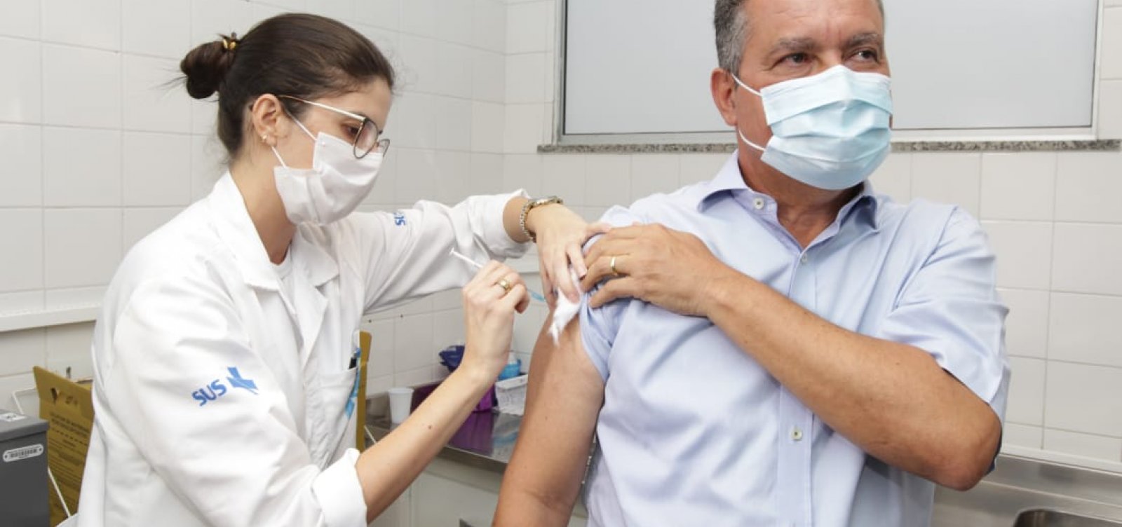 Diagnosticado com hipertensão, governador Rui Costa é vacinado contra a Covid-19