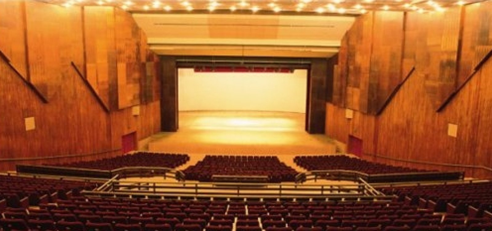 Forro do Teatro Castro Alves ameaça desabar