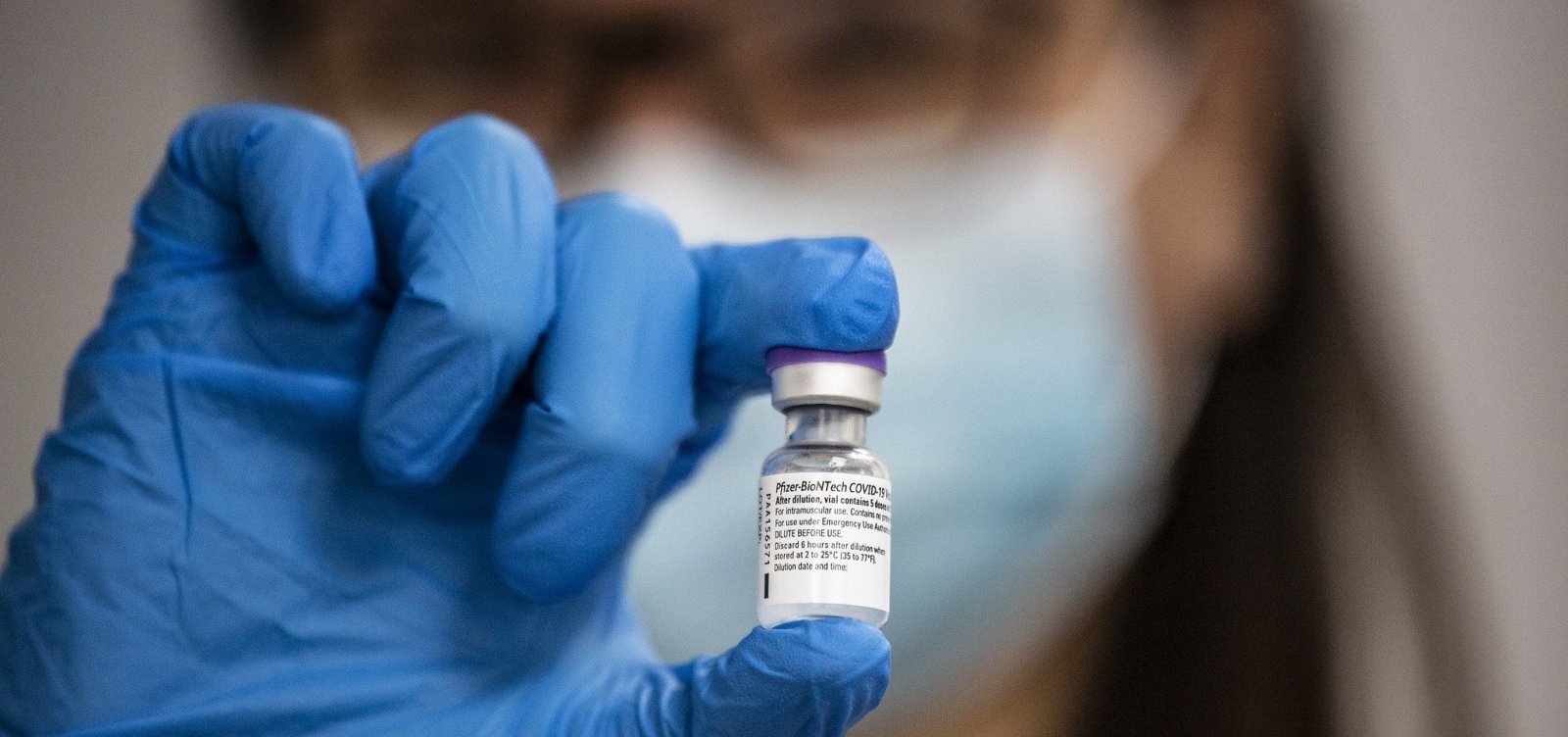 Vacina Oxford começa a ser fabricada 100% no Brasil na próxima semana 