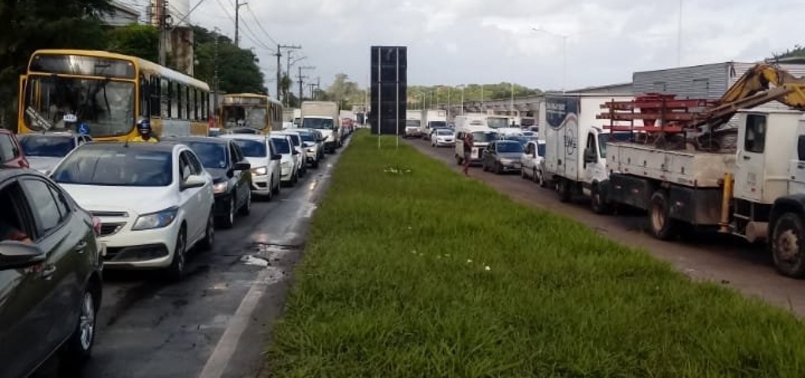 Contra mudan&ccedil;as na BR-324, manifestantes travam pista no acesso &agrave; Val&eacute;ria