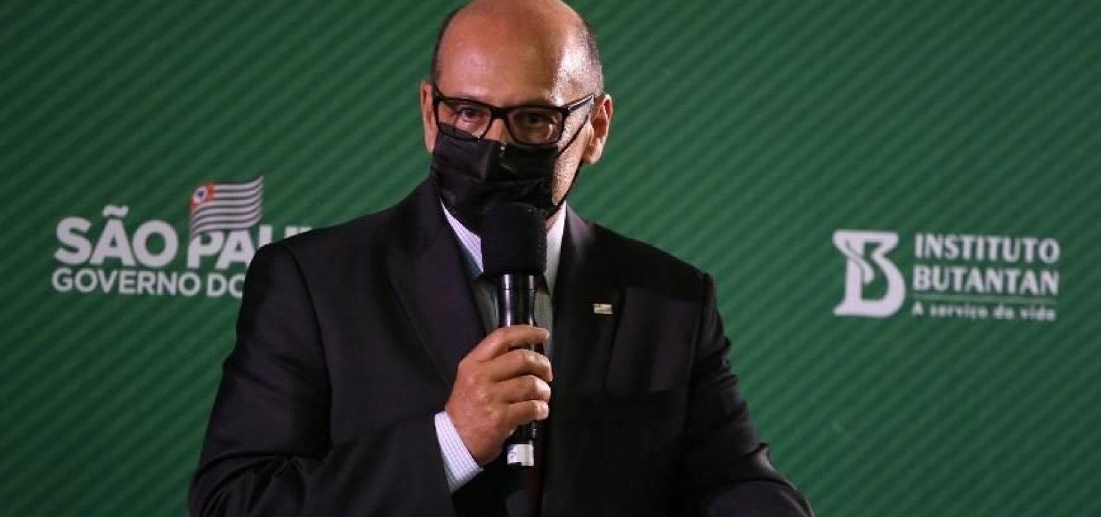 Atraso na liberação de insumo para Coronavac pode afetar cronograma de vacinação, diz diretor do Butantan