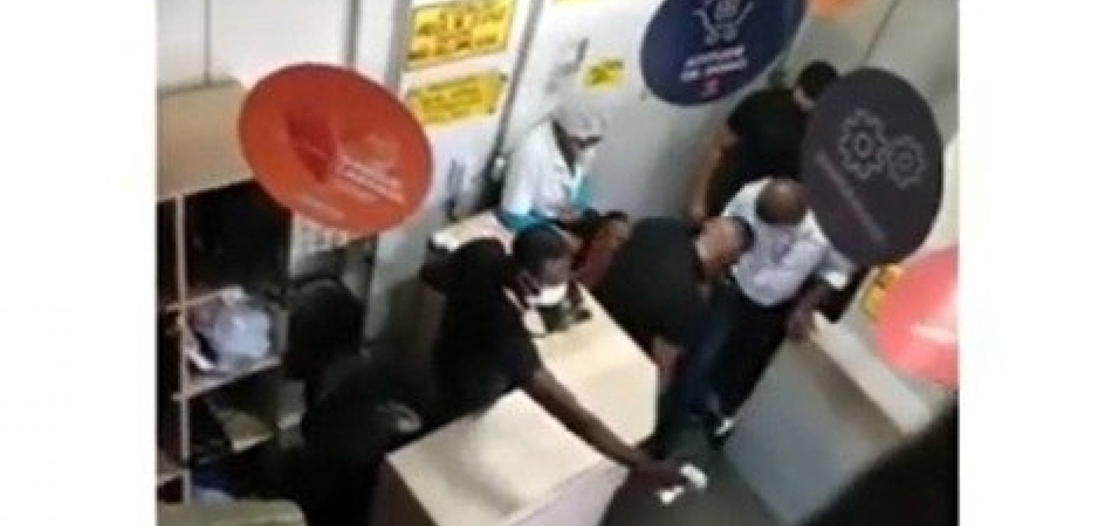 Vídeo mostra agressão em supermercado; delegada diz que traficantes tiveram acesso ao estabelecimento
