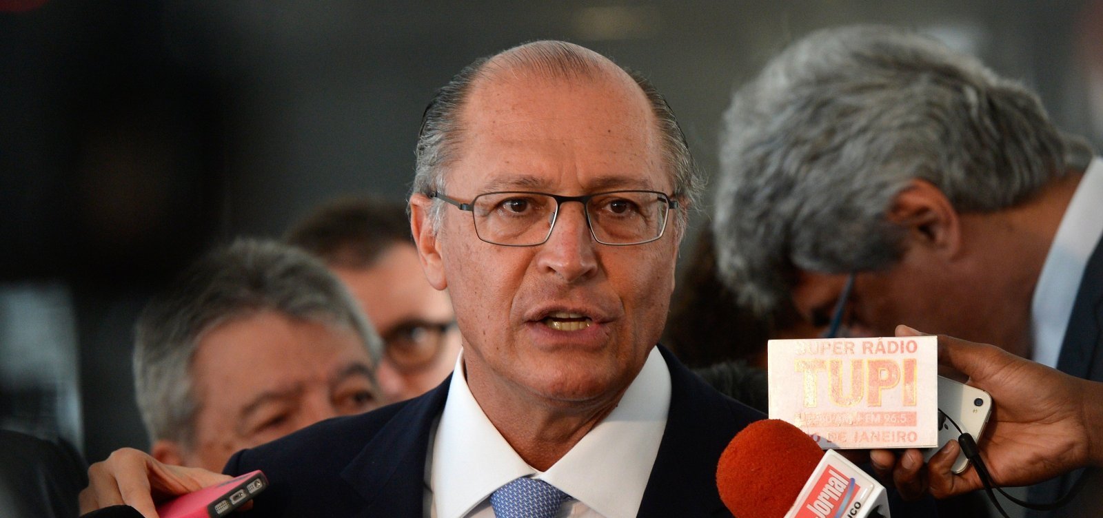 Geraldo Alckmin avisa a aliados que deixará o PSDB