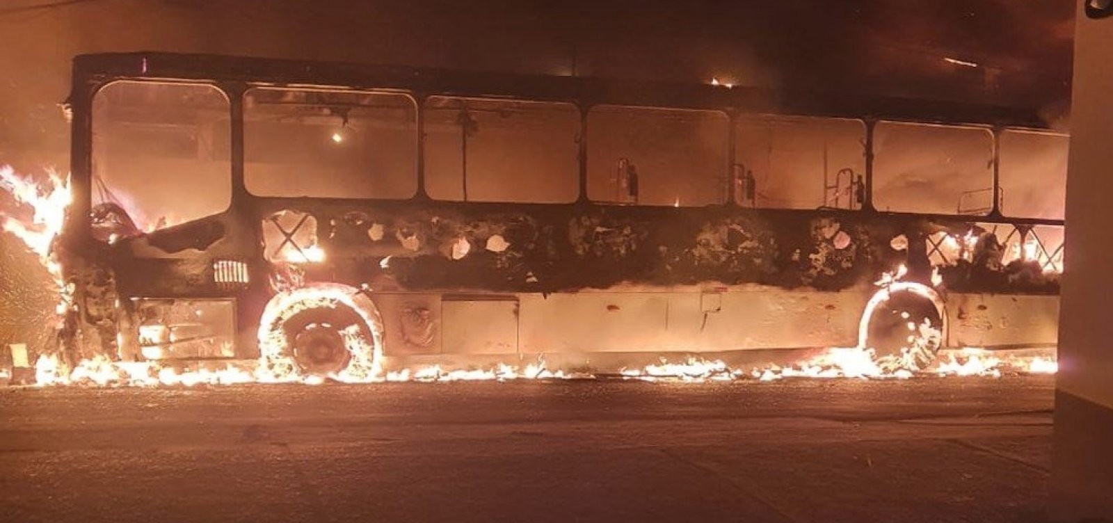 Ônibus pega fogo em Itapuã na madrugada deste domigo