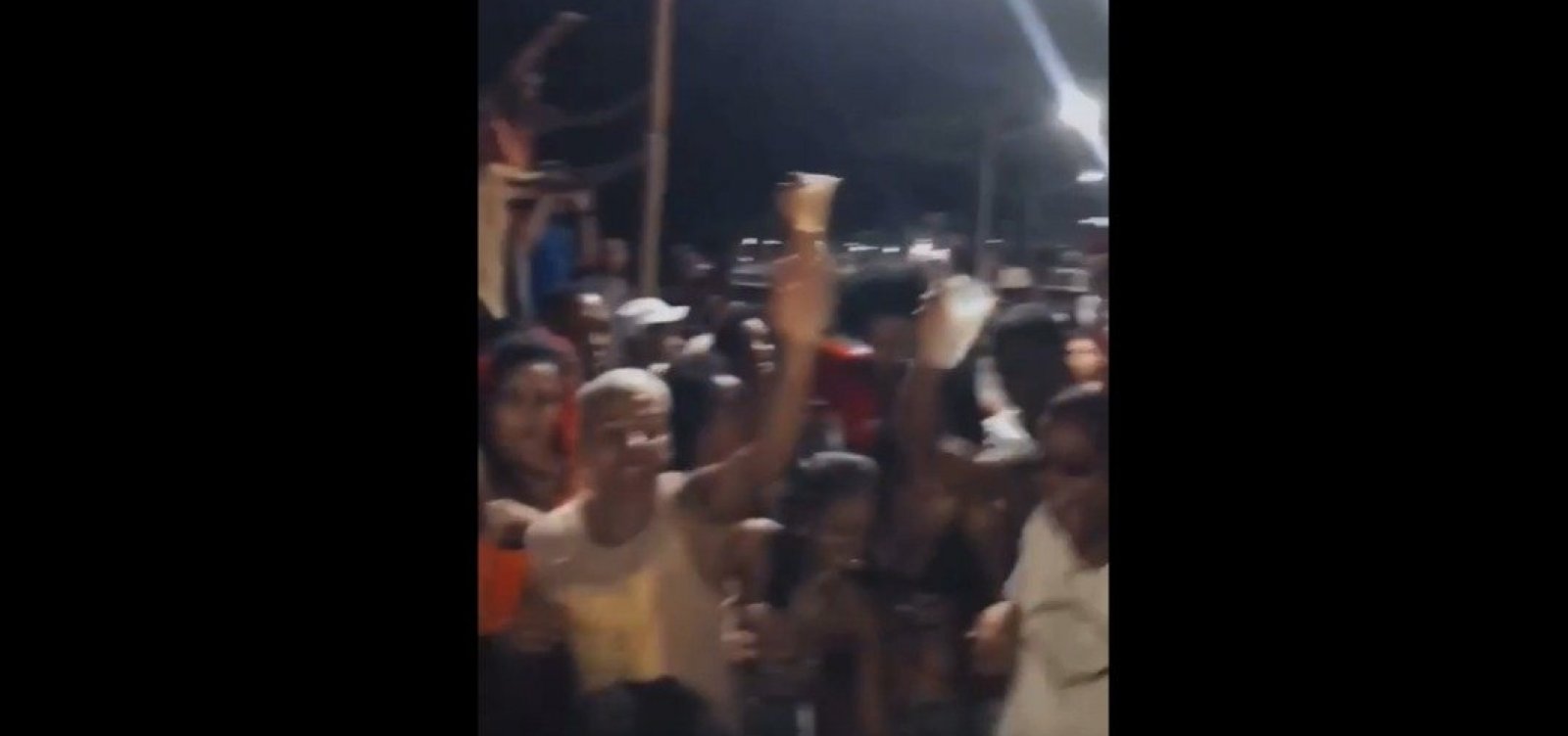 Vídeo mostra festa clandestina e aglomeração em Praia do Forte