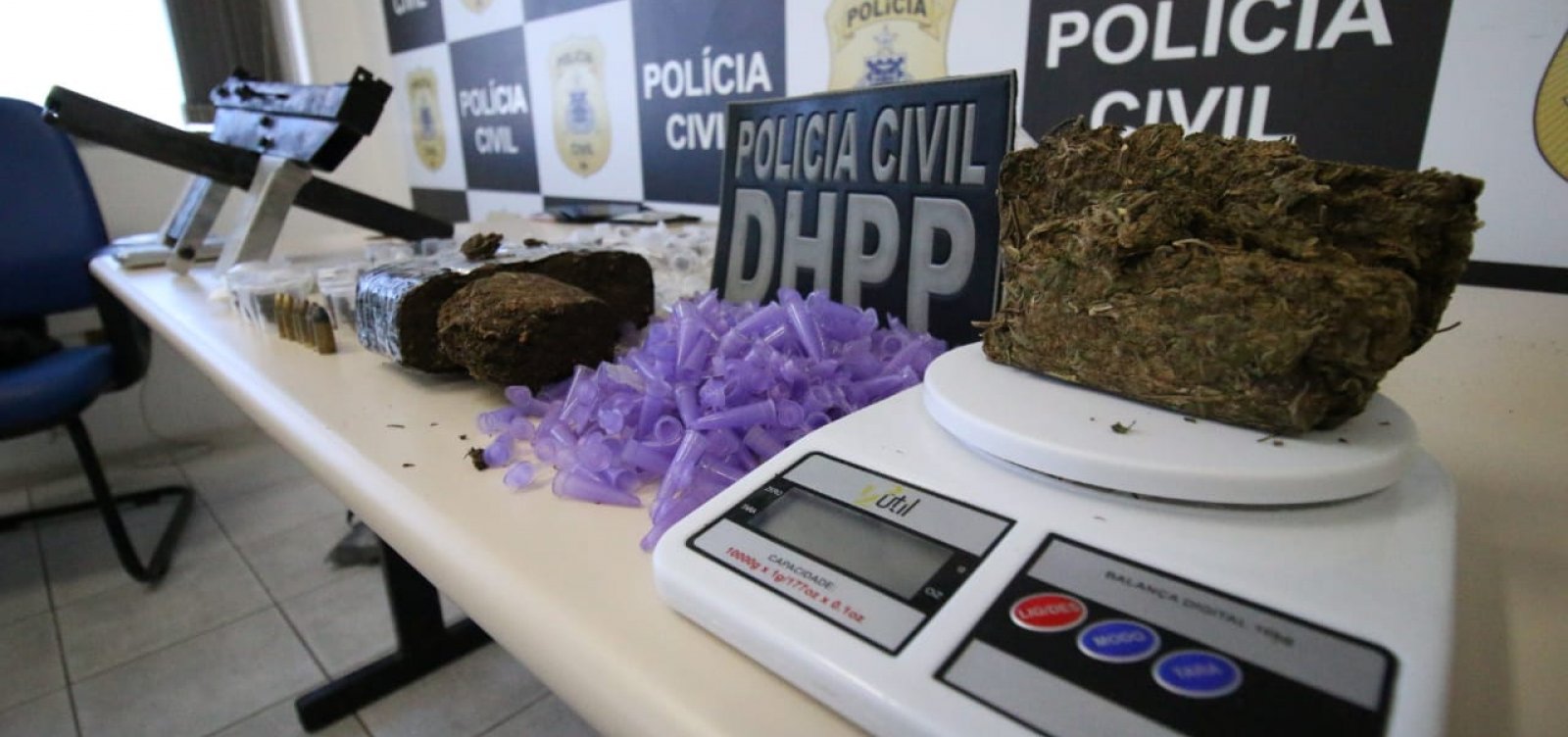 Polícia apreende metralhadora e 'super maconha' avaliada em R$ 50 mil na Massaranduba
