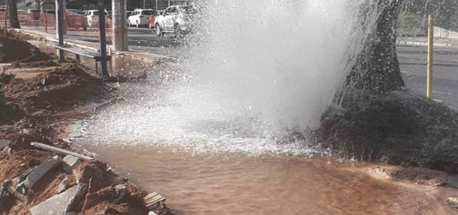 Em obras do BRT, tubulação é perfurada na Avenida ACM