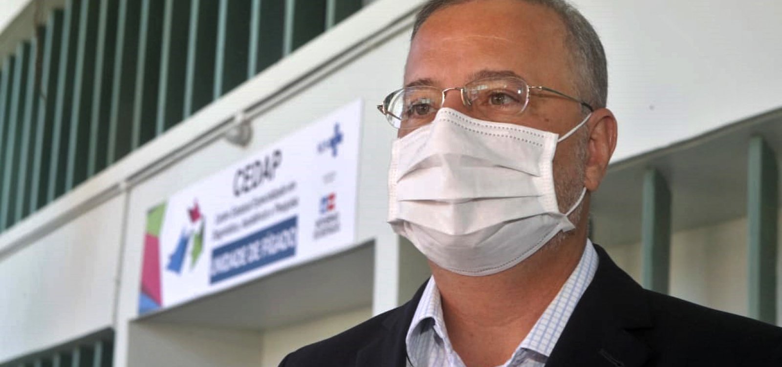 Secretário critica exportação de vacinas para outros países, em momento de escassez no Brasil