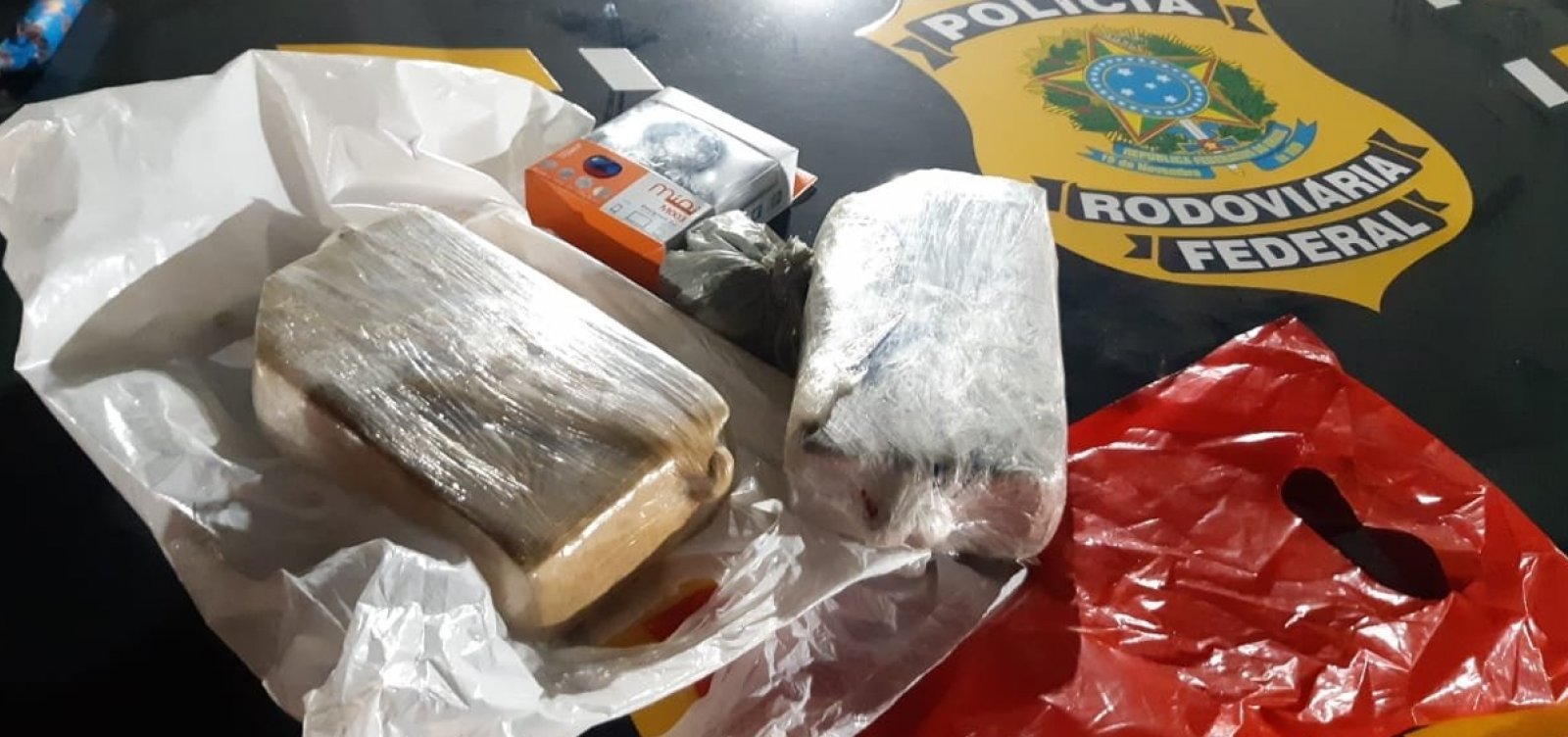 Polícia prende duas pessoas e apreende maconha e cocaína na BR-324