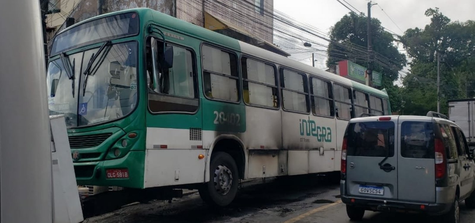 Ônibus pega fogo na Estrada das Barreiras e causa engarrafamento na região