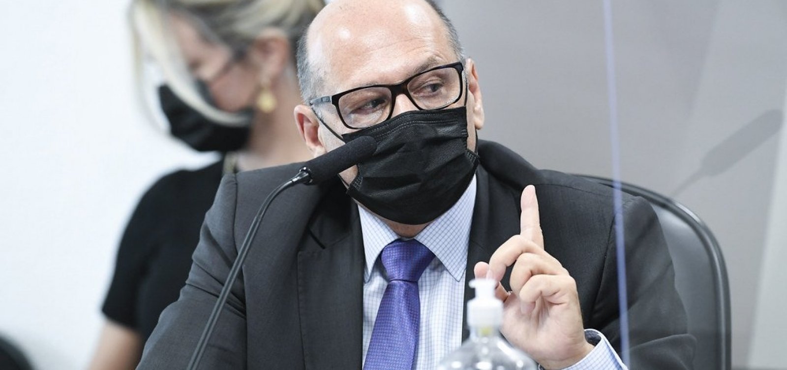 Negociação para compra de vacina travou após declaração de Bolsonaro, diz diretor do Butantan