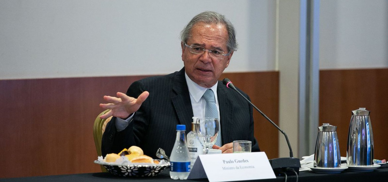 Guedes diz que auxílio emergencial pode ser renovado se pandemia continuar 