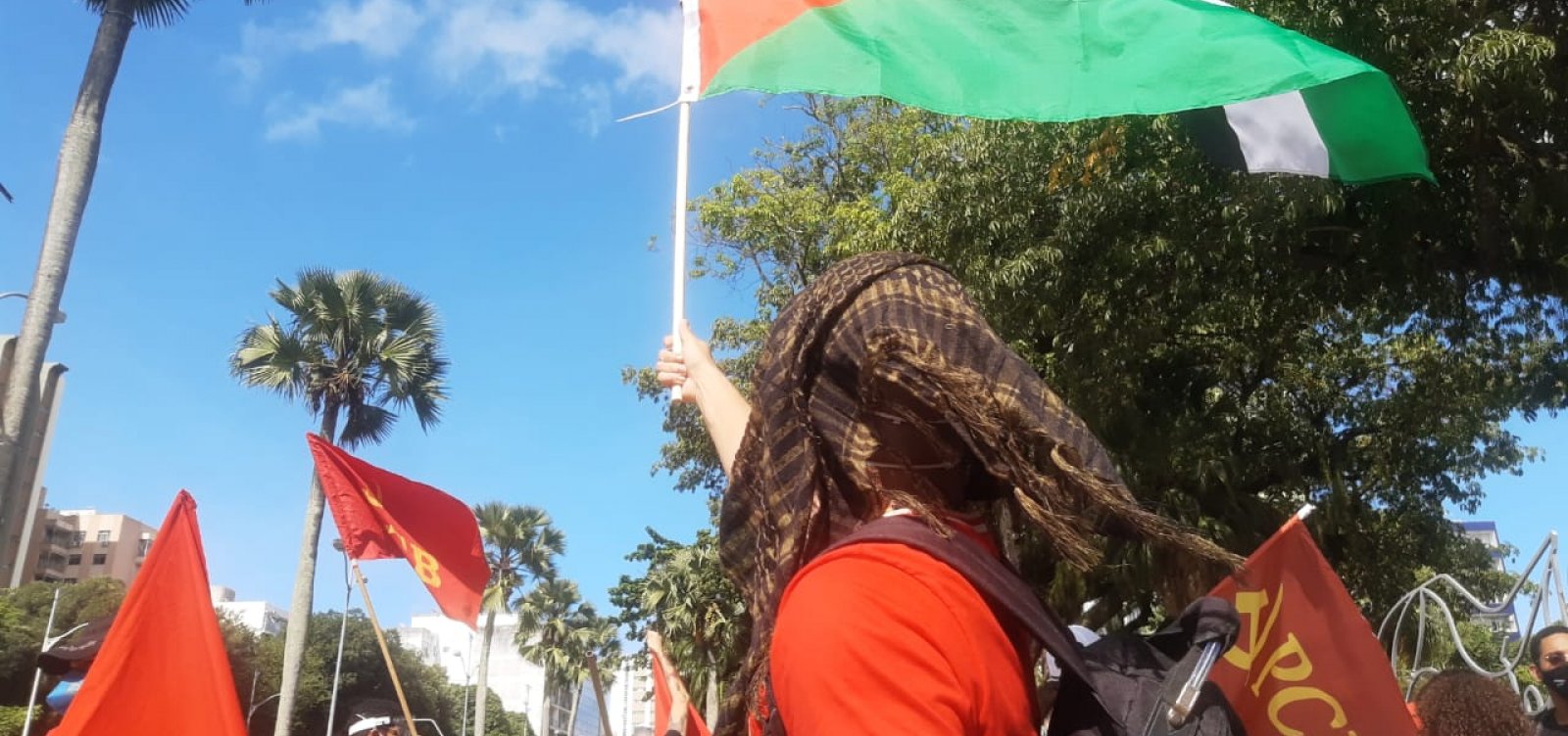 Com cartazes, camisas de Lula e bandeiras da Palestina, manifestantes começam a se reunir no Campo Grande