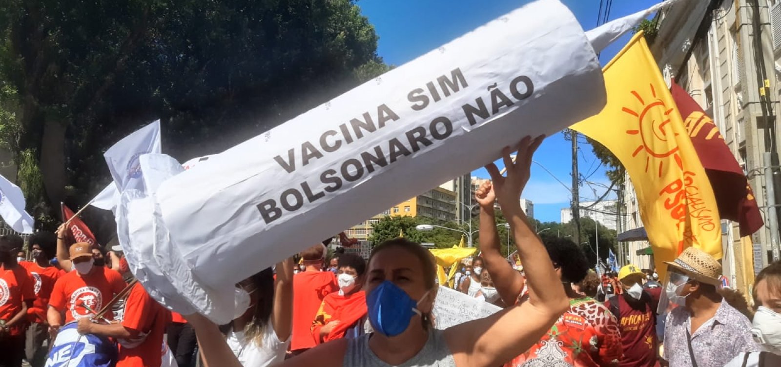 Com pedidos de vacina e gritos de "Fora Bolsonaro", manifestantes saem em caminhada do Campo Grande