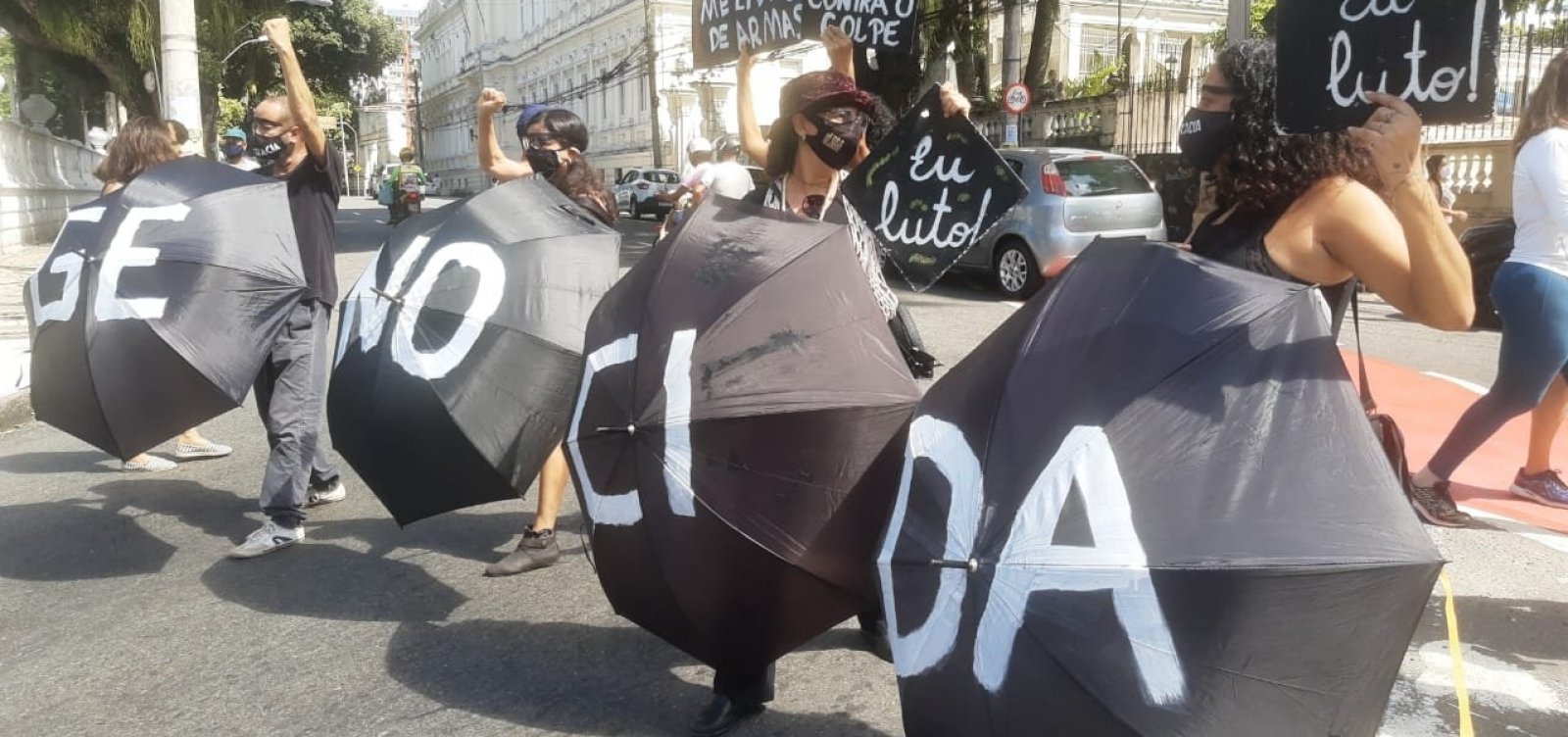 Manifestação contra Bolsonaro chega à Praça Castro Alves 