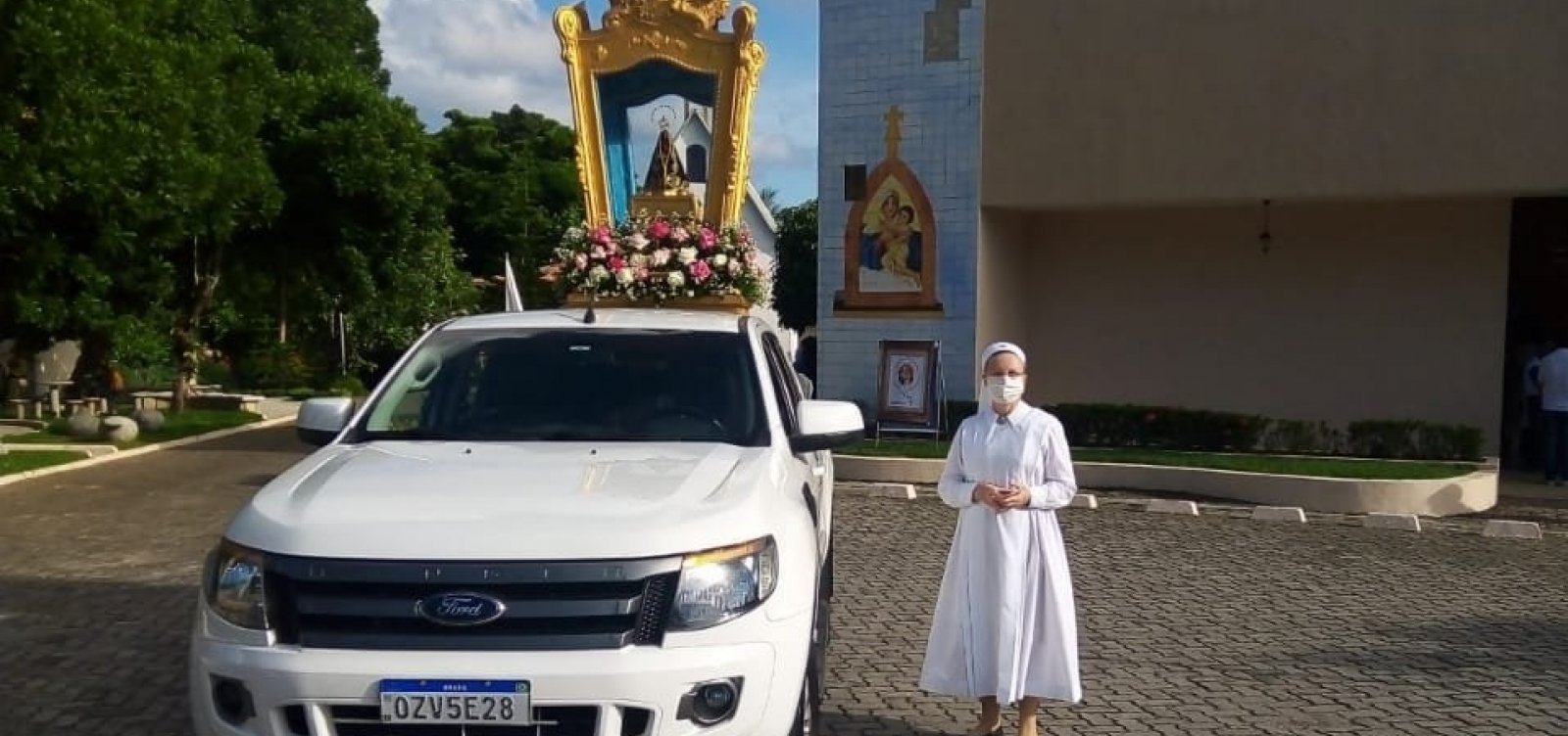 Carreata com mais de 150 veículos sai da Avenida Paralela com imagem de Nossa Senhora Aparecida