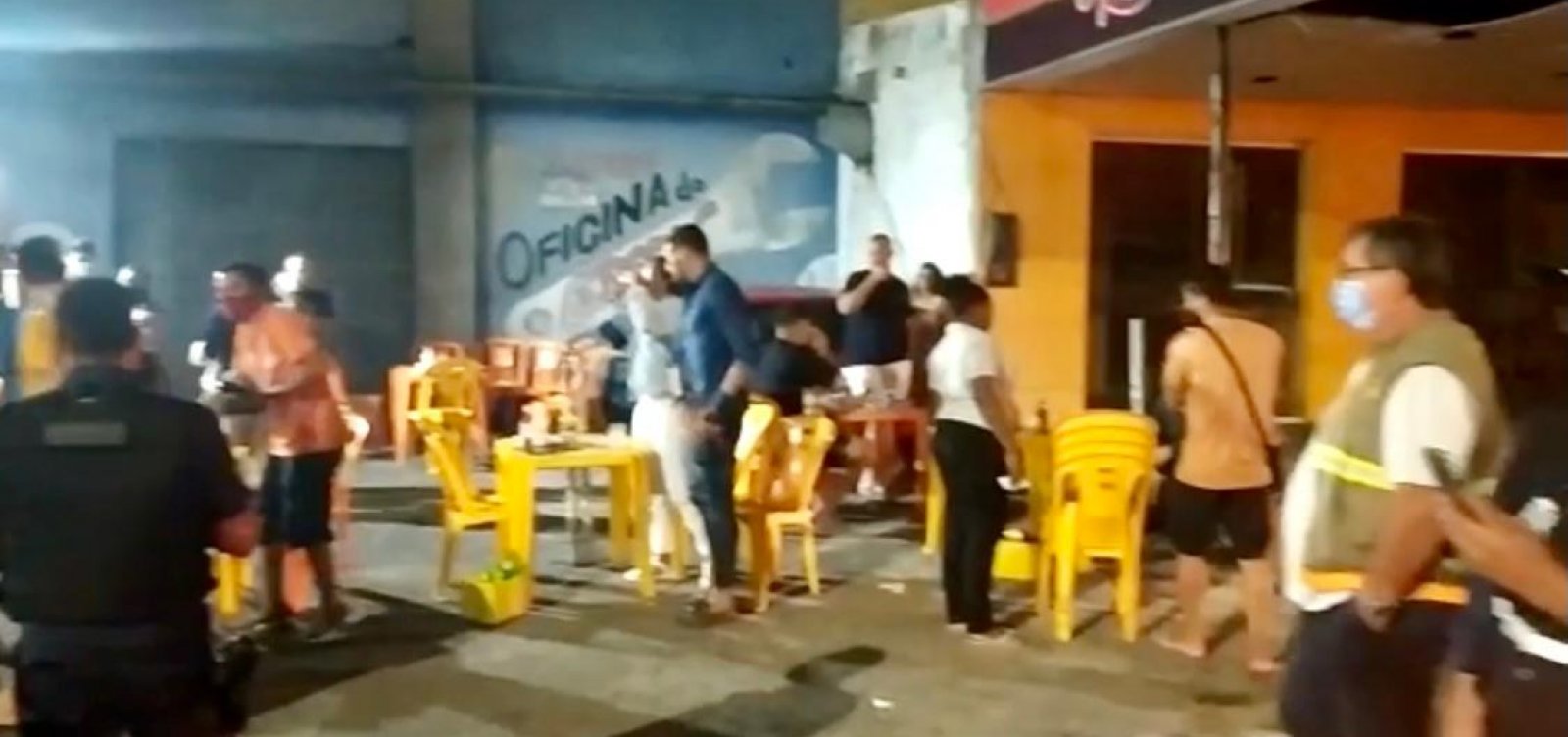 Bar &eacute; fechado em Feira de Santana e 29 pessoas s&atilde;o levadas &agrave; delegacia 