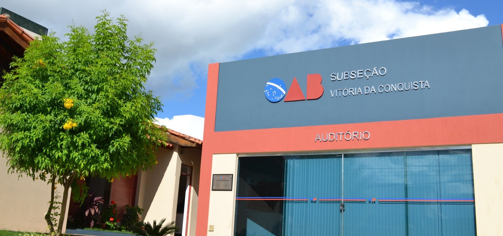 Advogada é agredida com cabo de vassoura por filho de cliente no interior da Bahia