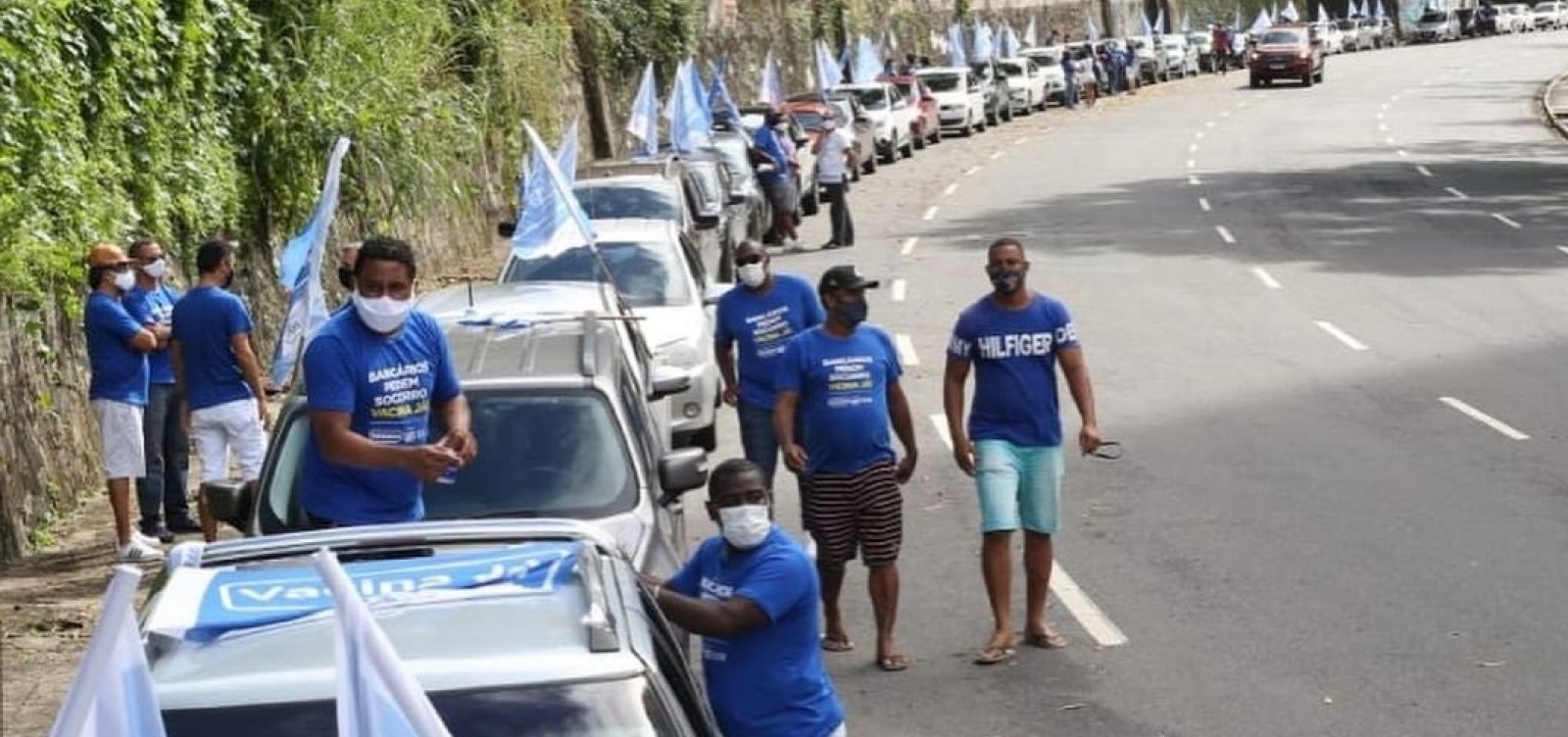 Bancários fazem carreata para cobrar vacinação contra a Covid-19