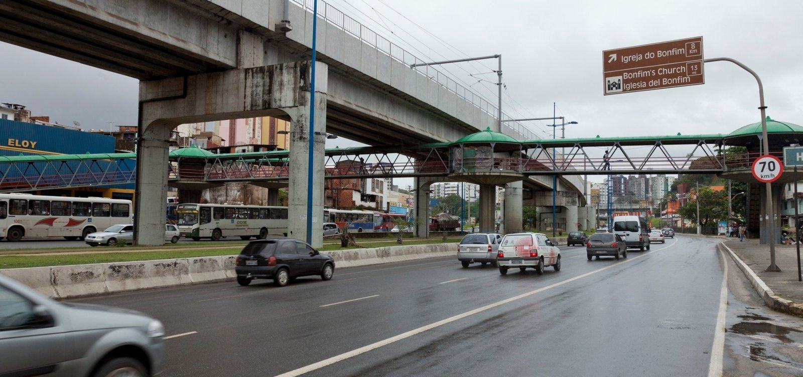 Carro bate em pilastra de sustentação do metrô e deixa três feridos na Av. Bonocô, em Salvador 