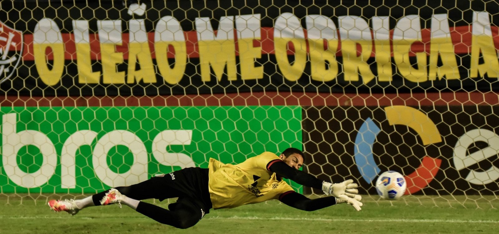 Vitória enfrenta Náutico e tenta acabar com 'seca' de quatro jogos