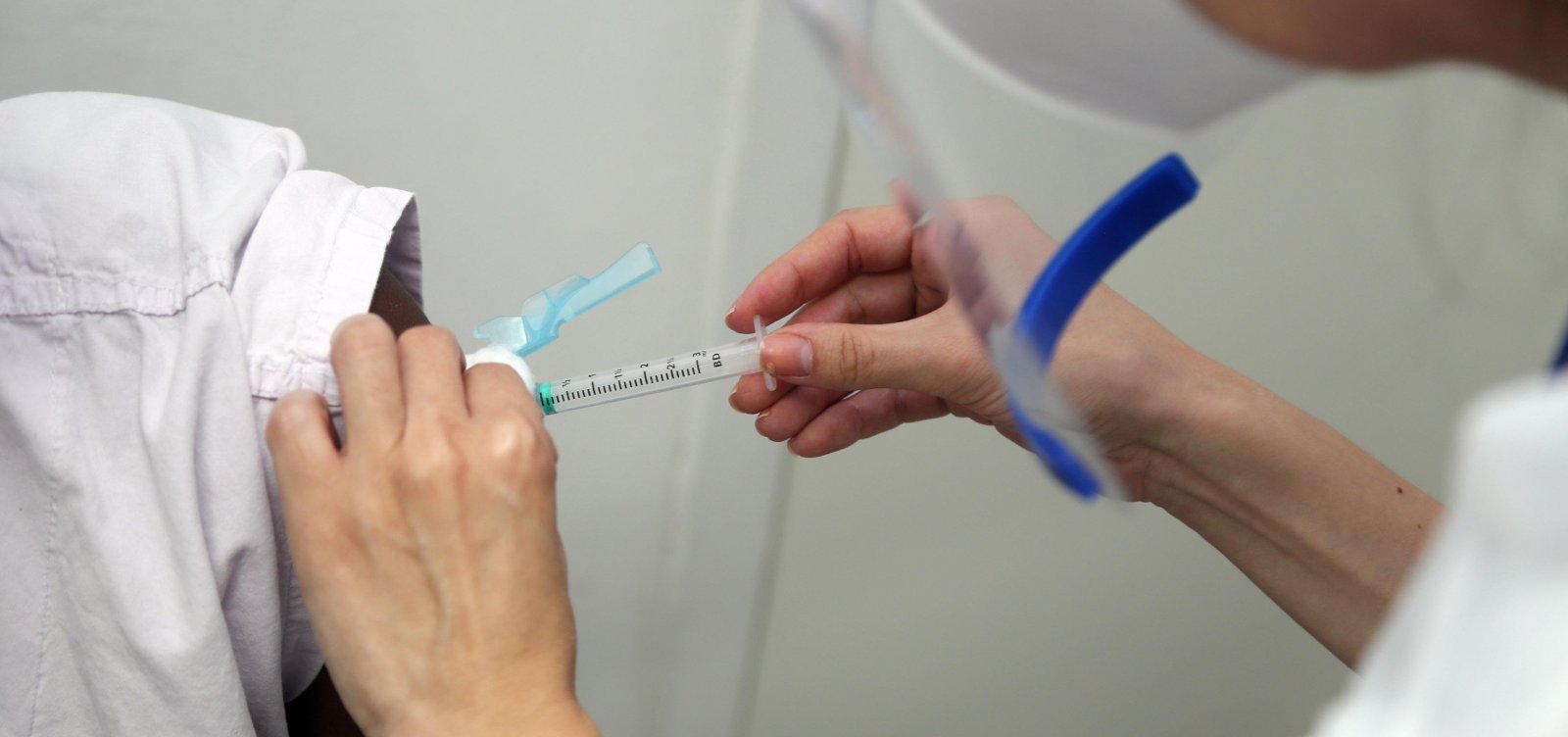 Covid-19: Bahia vacinou 10,5% da população com duas doses, diz consórcio de imprensa