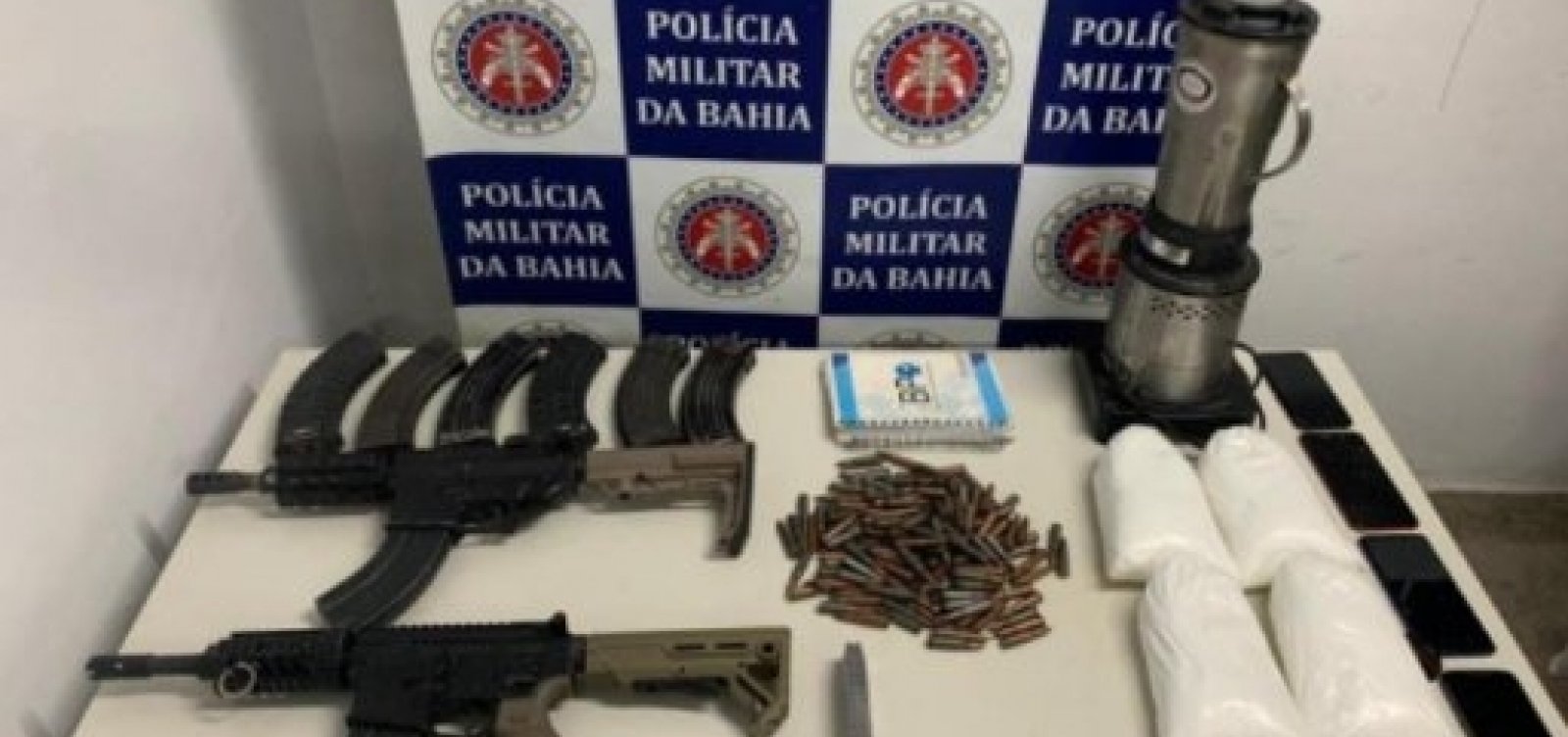 Pol&iacute;cia apreende dois fuzis e 4 kg de coca&iacute;na no sul do estado