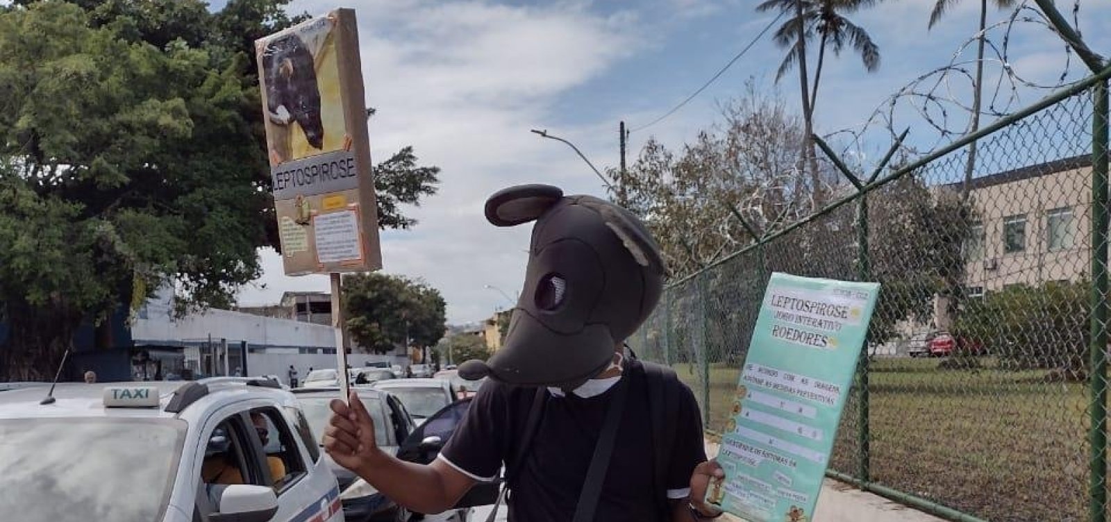 Agentes levam orientação de combate à leptospirose nas filas de vacinação contra a Covid