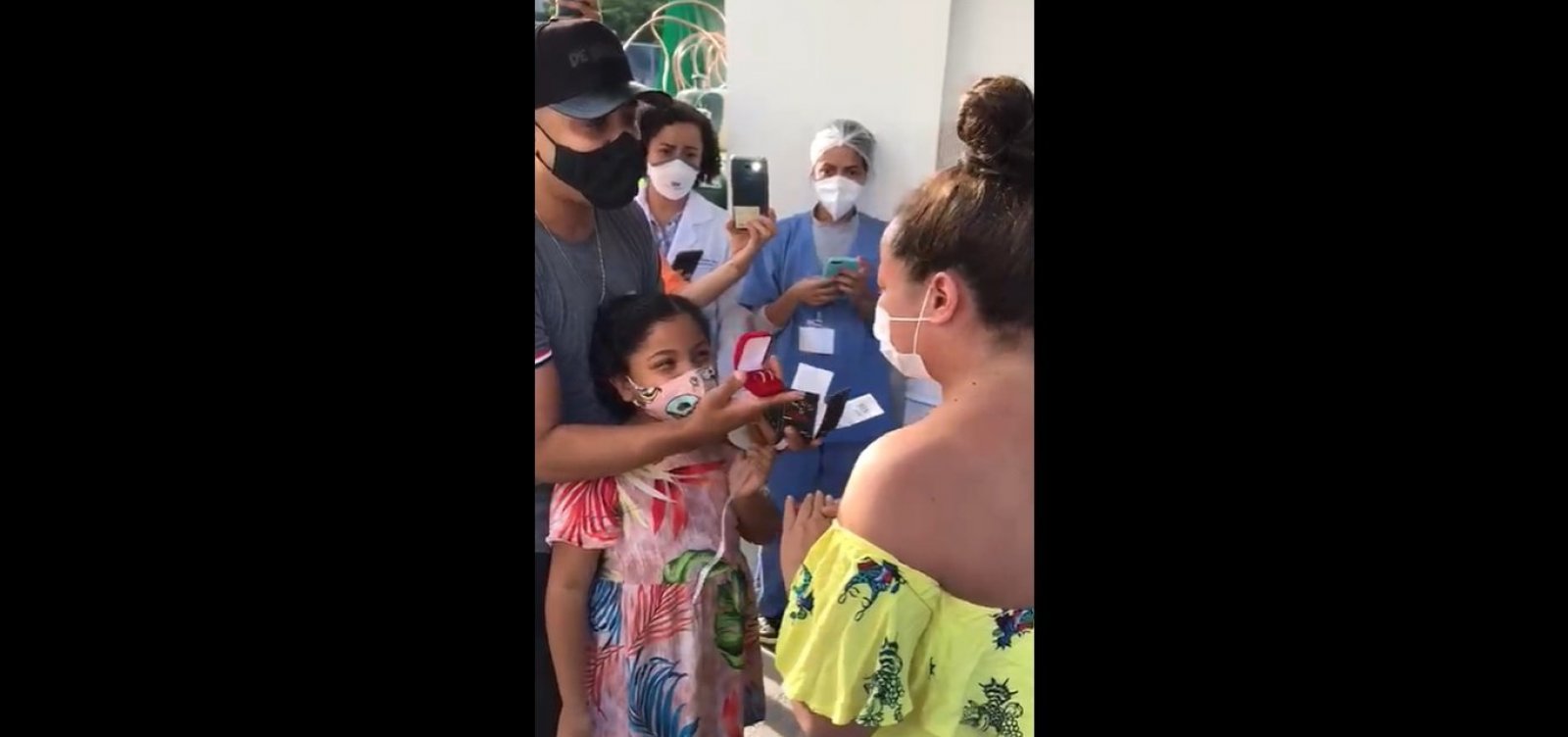 Mulher é pedida em casamento ao receber alta após internação por Covid-19